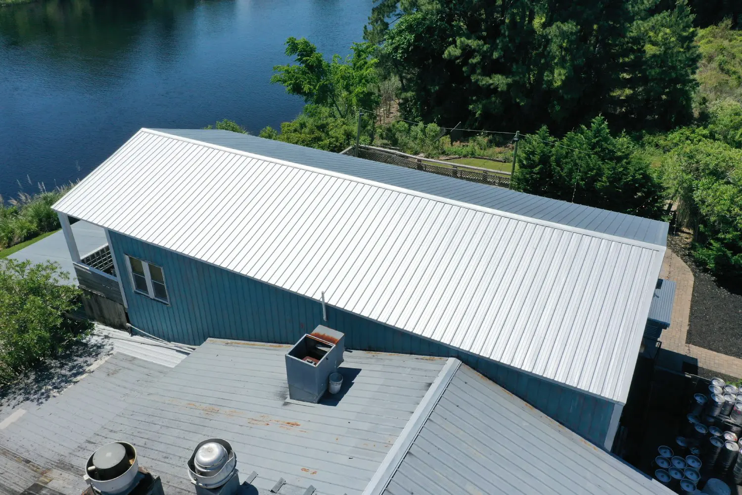 A roof that has been painted white and is on top of the building.